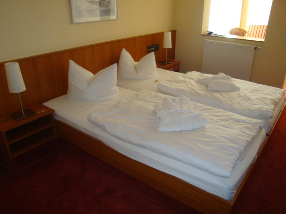 Das Bett, im Hintergrund der "Raumtrenner" Parkhotel Neustadt