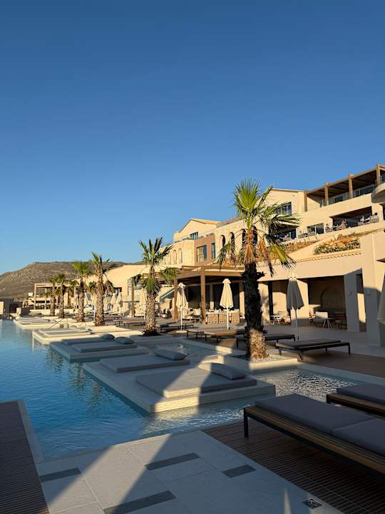 Pool Oros Luxury Beach Resort