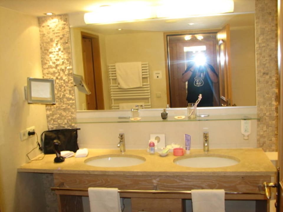 Sehr versorgt das Badezimmer Hotel Alpin Spa Tuxerhof