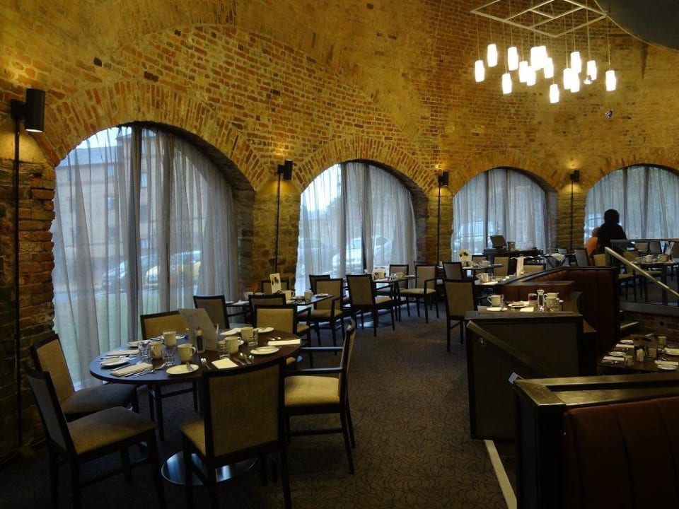 Restaurant in einen runden Backsteinbau integriert DoubleTree by Hilton Hotel Bristol City Centre