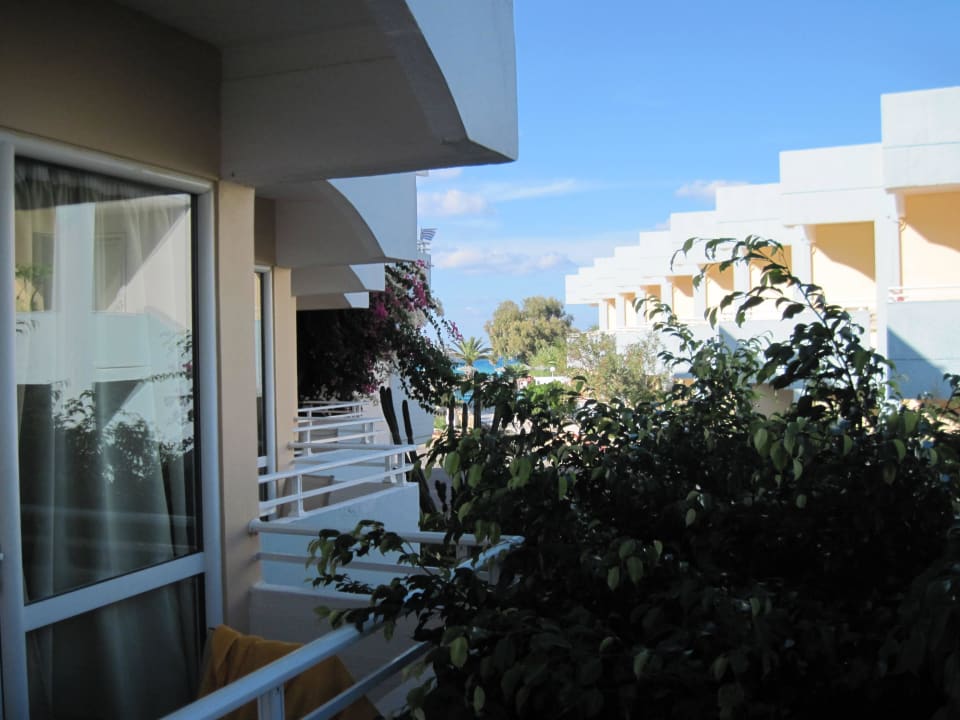 Blick vom Balkon Richtung Pool , dahinter das Meer Hotel Kathrin Beach