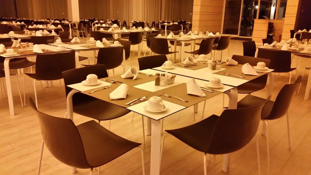 Tische im Speiseraum Prinsotel La Dorada