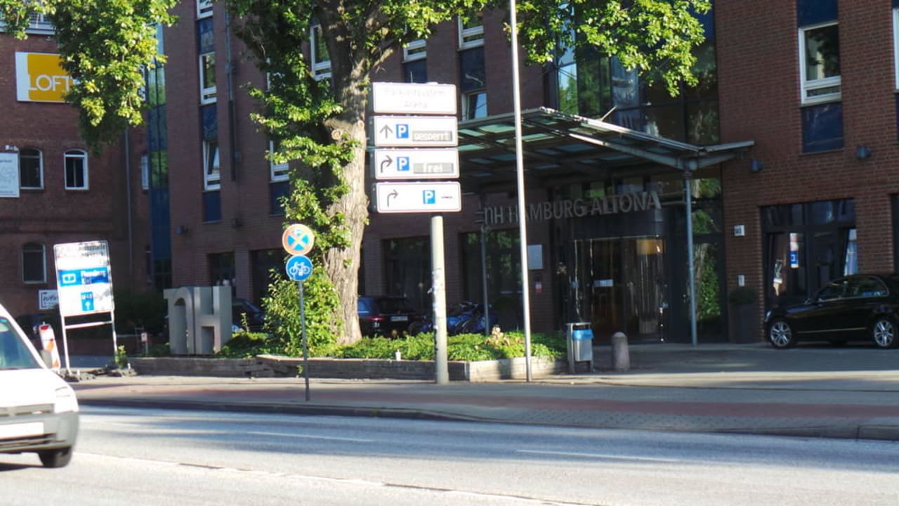 Eingang Hotel NH Hamburg Altona