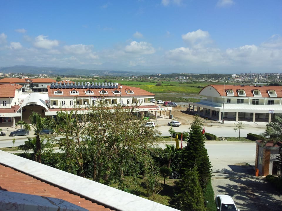 Aussicht vom Balkon zur Landseite Hane Family Resort