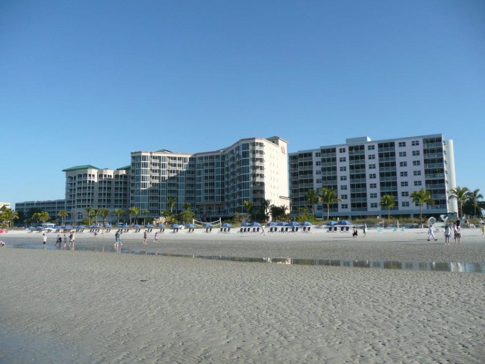 Hotelansicht und Strand Hotel Pink Shell Beach Resort