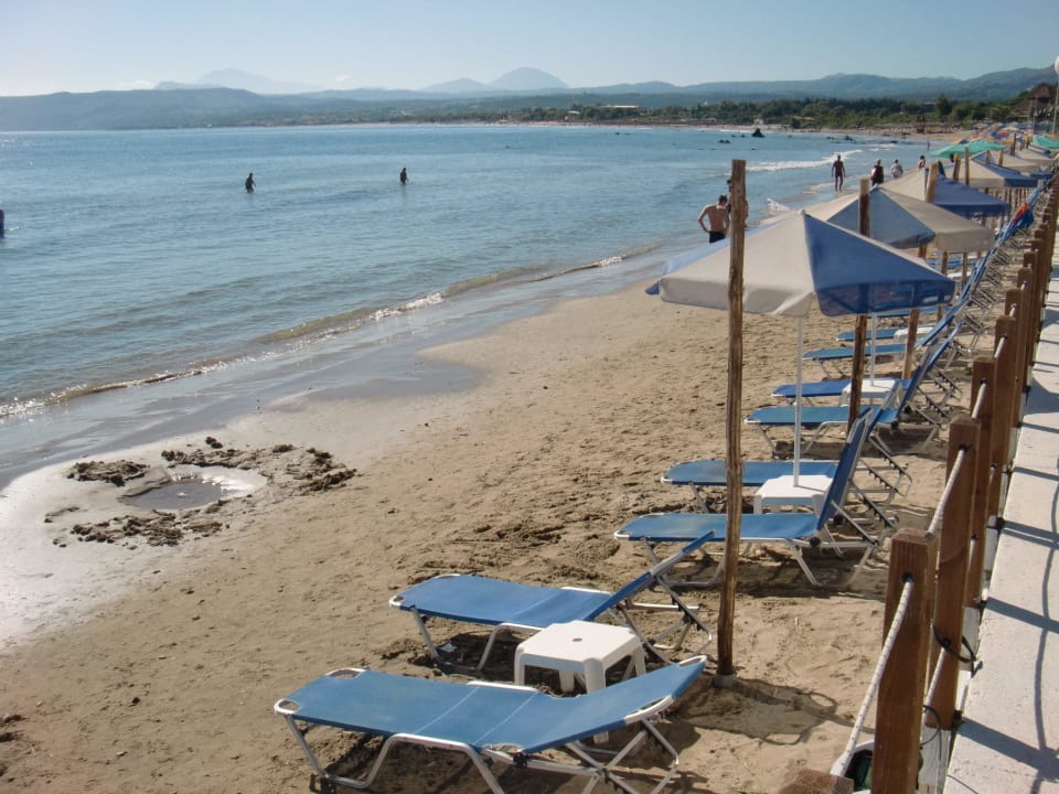 Schmaler, aber netter Strand zum Sonnenbaden Corissia Beach Hotel