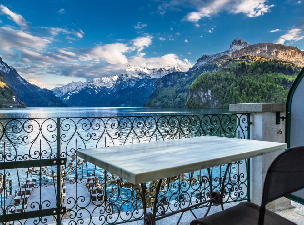 Doppelzimmer mit Seesicht und Balkon Seehotel Waldstätterhof Swiss Quality