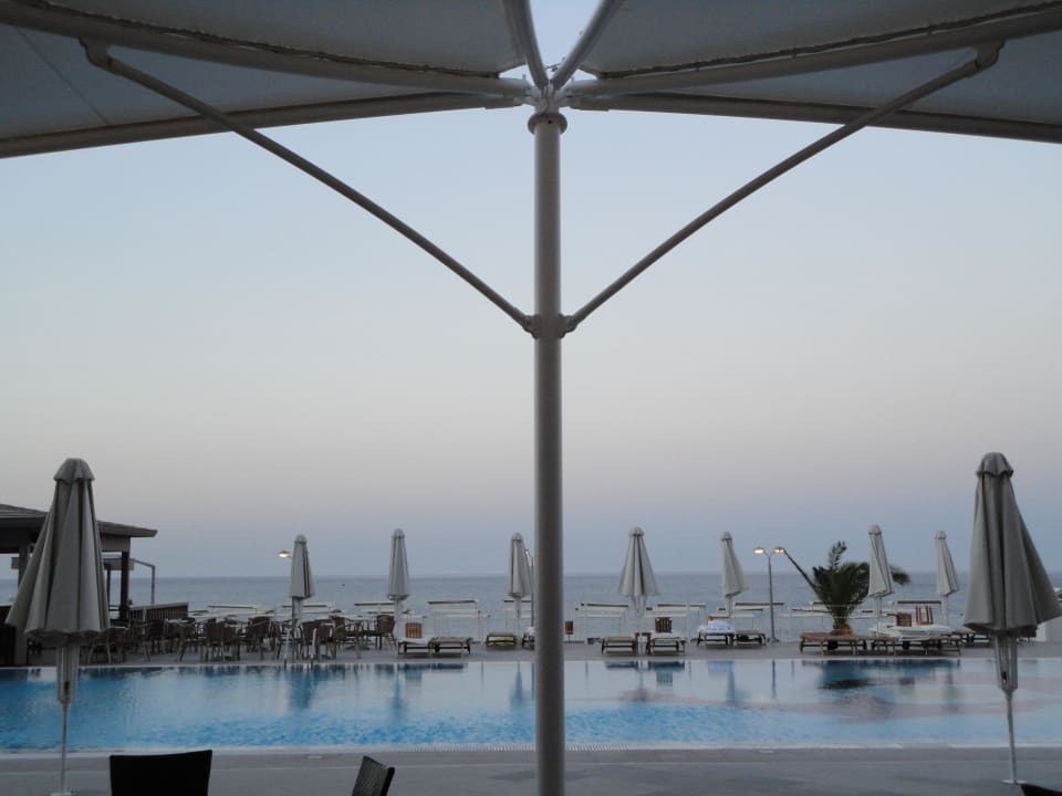 Hotel-Pool am Abend TUI BLUE Lindos Bay