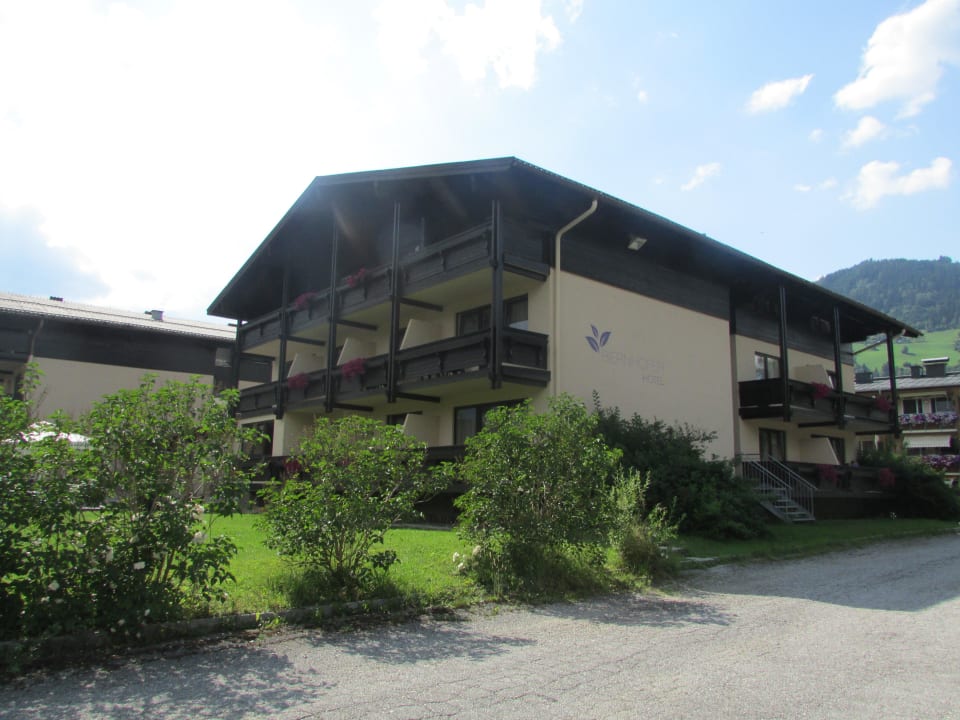 Rechter Hotelteil Dahoam by Sarina - Hotel & Suites