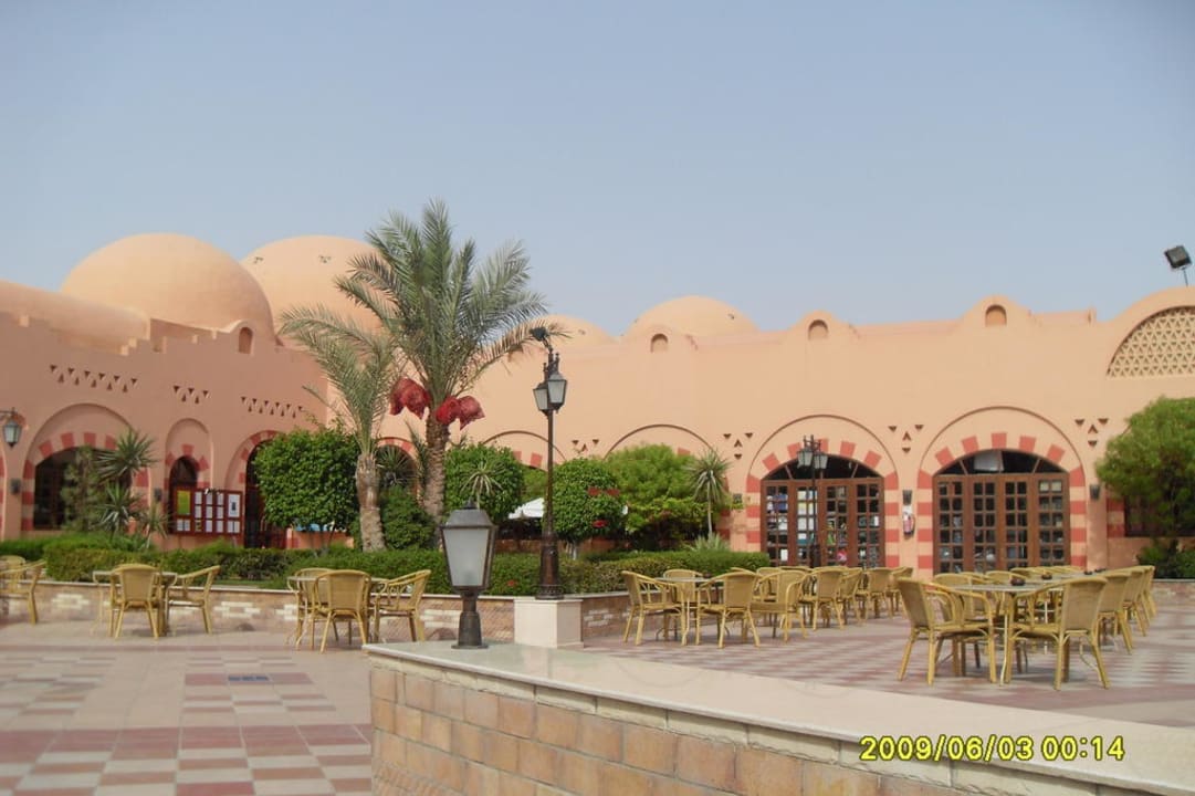 Aussenbereich des Hauptrestaurants Jaz Makadi Oasis Resort