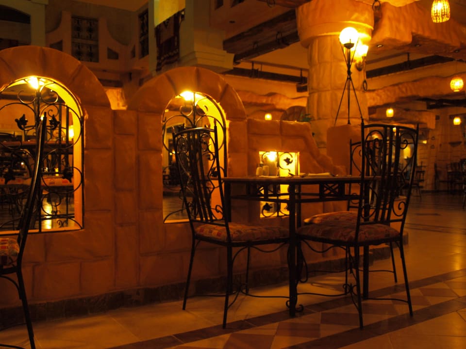 Restauracja główna wieczorem Pickalbatros Alf Leila Wa Leila Resort - Neverland Hurghada