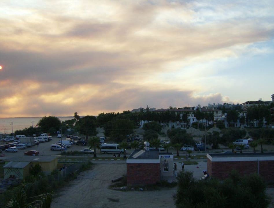Rauchwolken über der Riviera Nerton Hotel - Erwachsenenhotel ab 16 Jahren