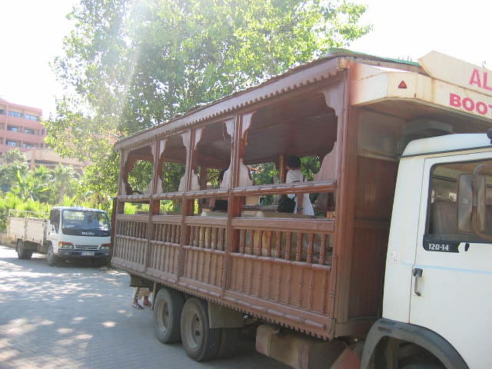 Unser Klimatisierte Bus zur Bootstour  Hane Family Resort