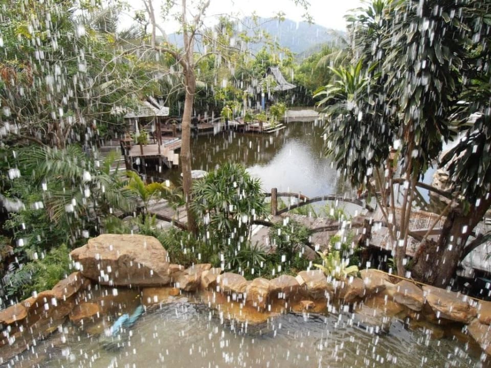 Blick durch den Wasserfall  von Fitnessraum  Santhiya Koh Phangan Resort & Spa