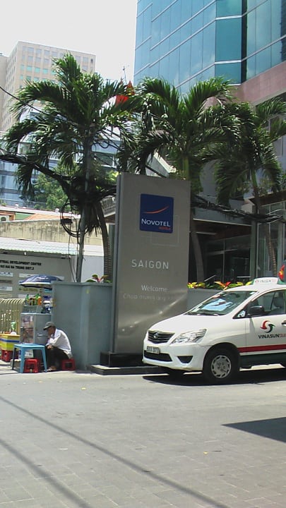 Neben der Zufahrt - Abfahrt  Hotel Novotel Saigon Centre