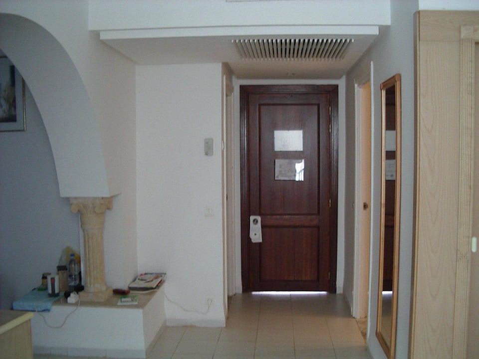 Eingang rechts das Bad ,Lings die Toilette Hotel El Mouradi Djerba Menzel