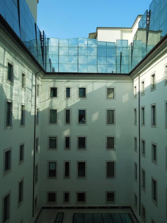 Blick in den Innenhof UNAHOTELS  Decò Roma