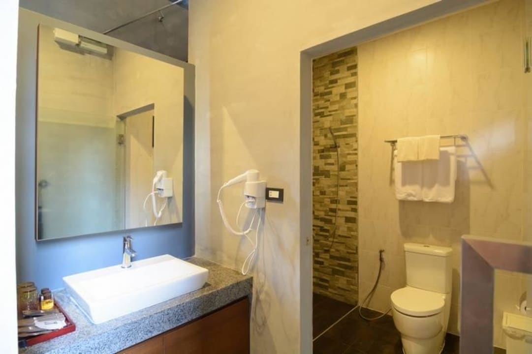 Bath room of Deluxe Classic Room Samed Grandview Resort