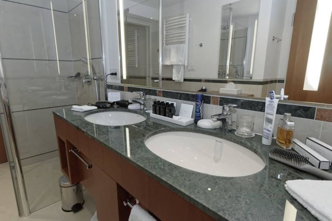 Bad: zwei Waschbecken ATLANTIC Hotel Wilhelmshaven