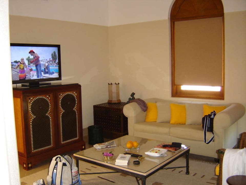 Wohnbereich mit LCD TV Nummer 2  The Oberoi Beach Resort, Sahl Hasheesh