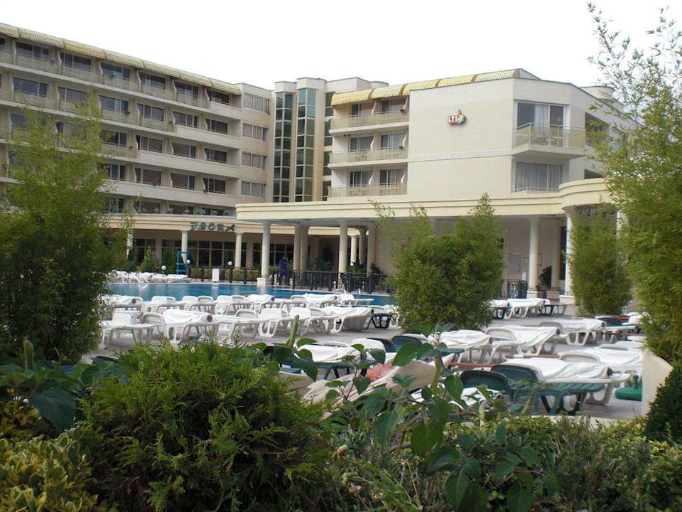 Blick auf Pool und Hotel Flora DAS Club Hotel Sunny Beach
