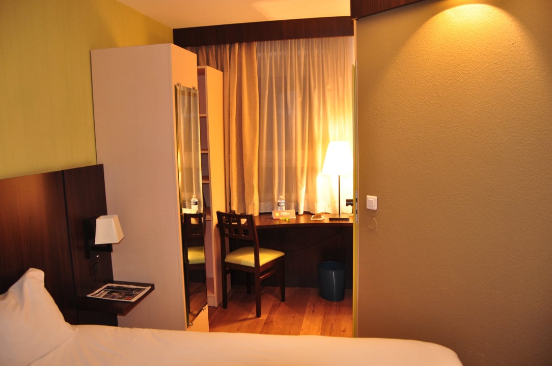 Schreibtisch und Schrank Hotel ibis Styles Luxembourg Centre