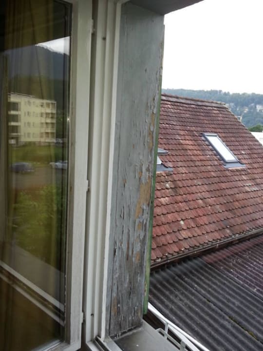 Fensterrahmen braucht etwas Farbe Gasthof Löwen Tosters