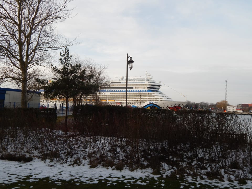 Ausblick von der Zimmerterrasse auf die Warnow Hotel Yachthafenresidenz Hohe Düne