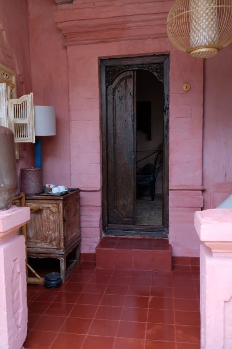 Eingang eines Zimmers mit kleiner Veranda Hotel La Taverna Bali