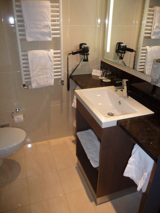 Badezimmer IntercityHotel Berlin Hauptbahnhof