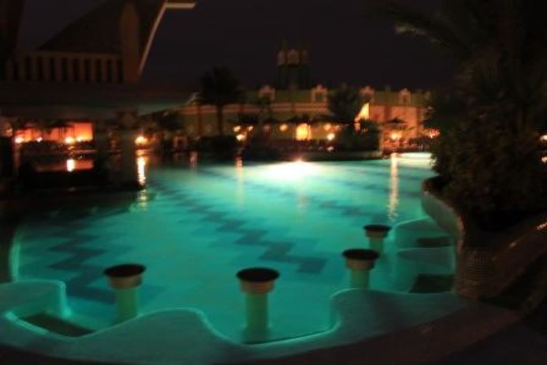 Poolanlage bei Nacht Hotel Riu Funana