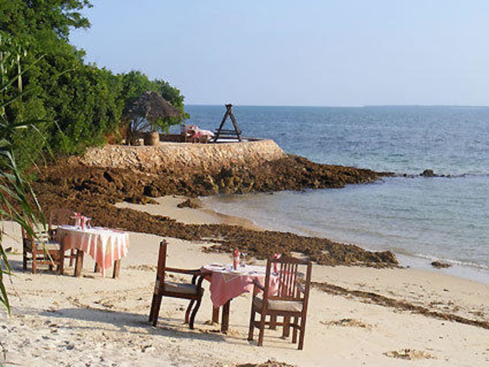 Strand an dem auch mal Abendessen serviert wurde. Hotel Fumba Beach Lodge