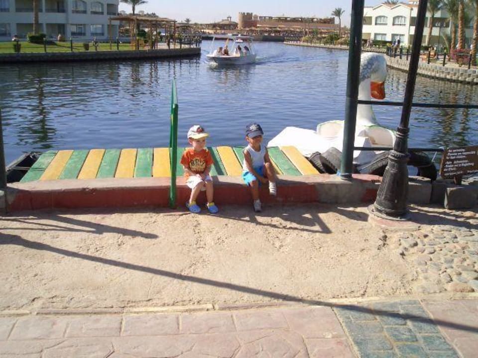 Hier warten zwei auf ihr Taxi Pickalbatros Dana Beach Resort - Hurghada