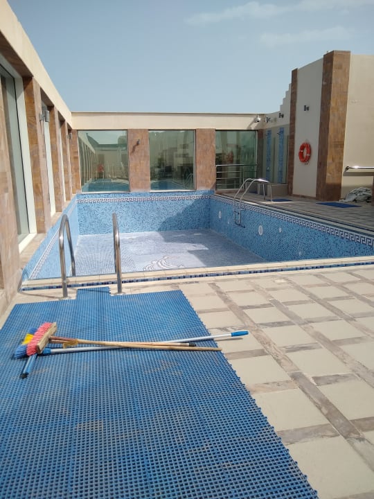 Pool Golden Tulip Doha Hotel