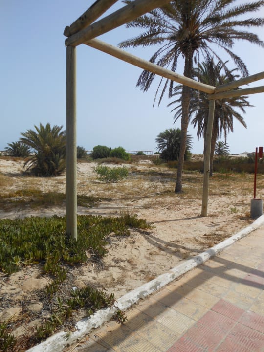 Weg zum Strand  500 m Djerba Aqua Resort