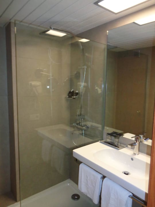 Bad mit Dusche BG Hotel Caballero