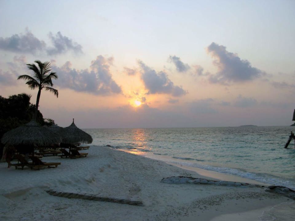 Sonnenuntergang an den Wasserbugalows NH Collection Maldives Reethi Resort