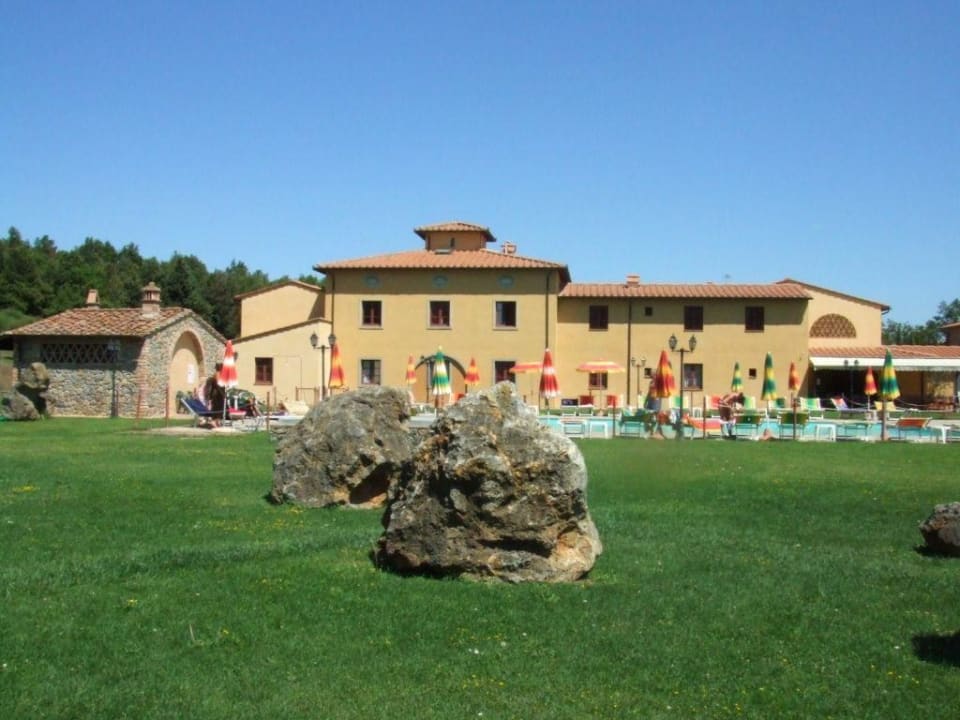 Hotelansicht vom Garten Hotel Casolare le Terre Rosse