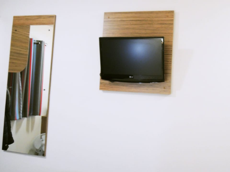 Telewizor i lustro Travelodge London Stratford
