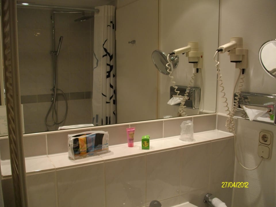 Badezimmer & Spiegel Best Western Hotel Trier City