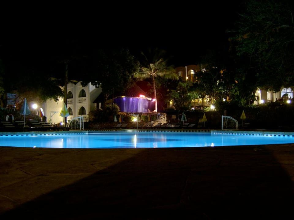 Pool bei Nacht Kaskazi Beach Resort