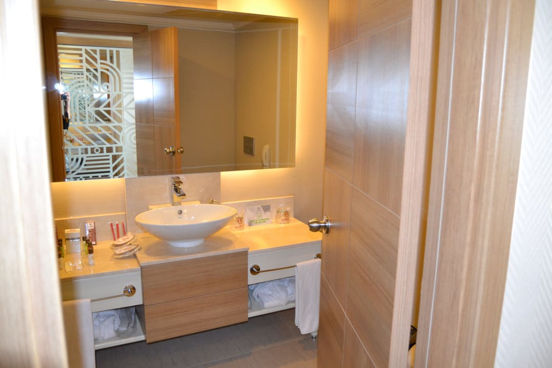 Geräumiges Bad mit allem Luxus Hotel Delphin Imperial