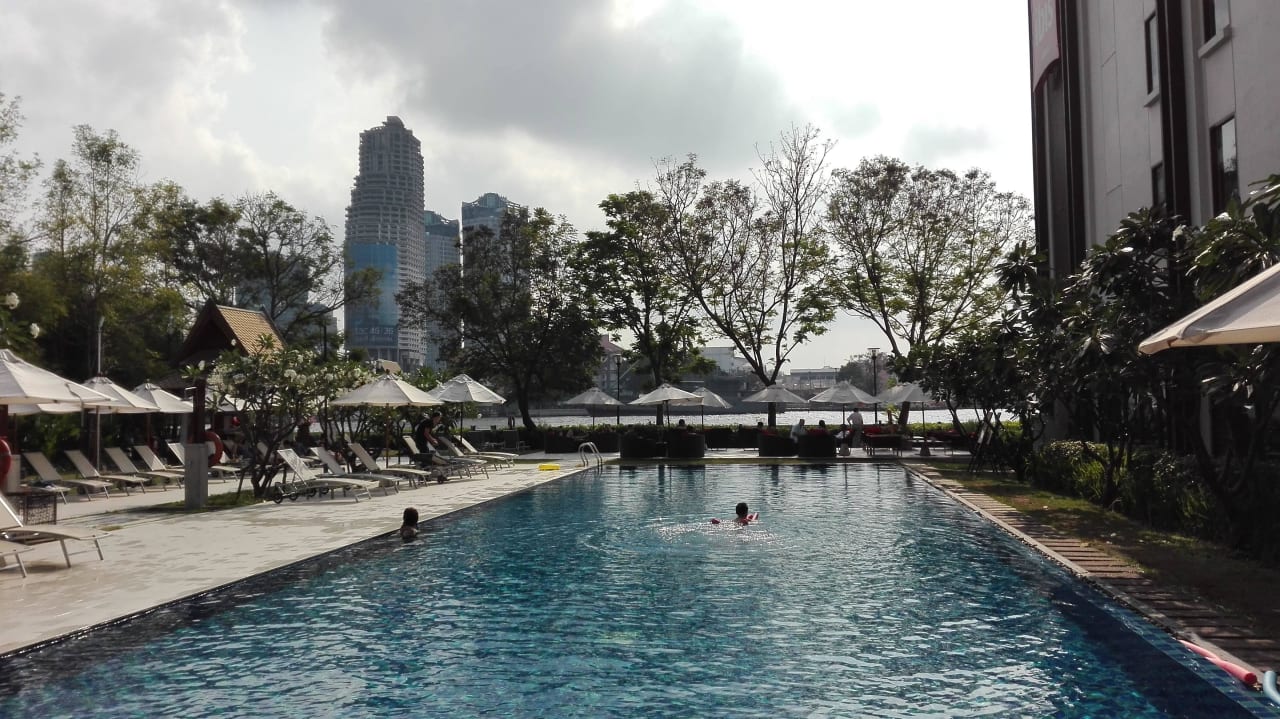 Fantastischer Pool mit bester Aussicht ibis Hotel Bangkok Riverside