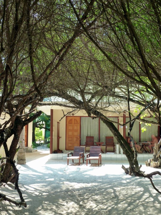 Blick auf Bungalow 140/141 vom Stranddurchgang her Eri Maldives