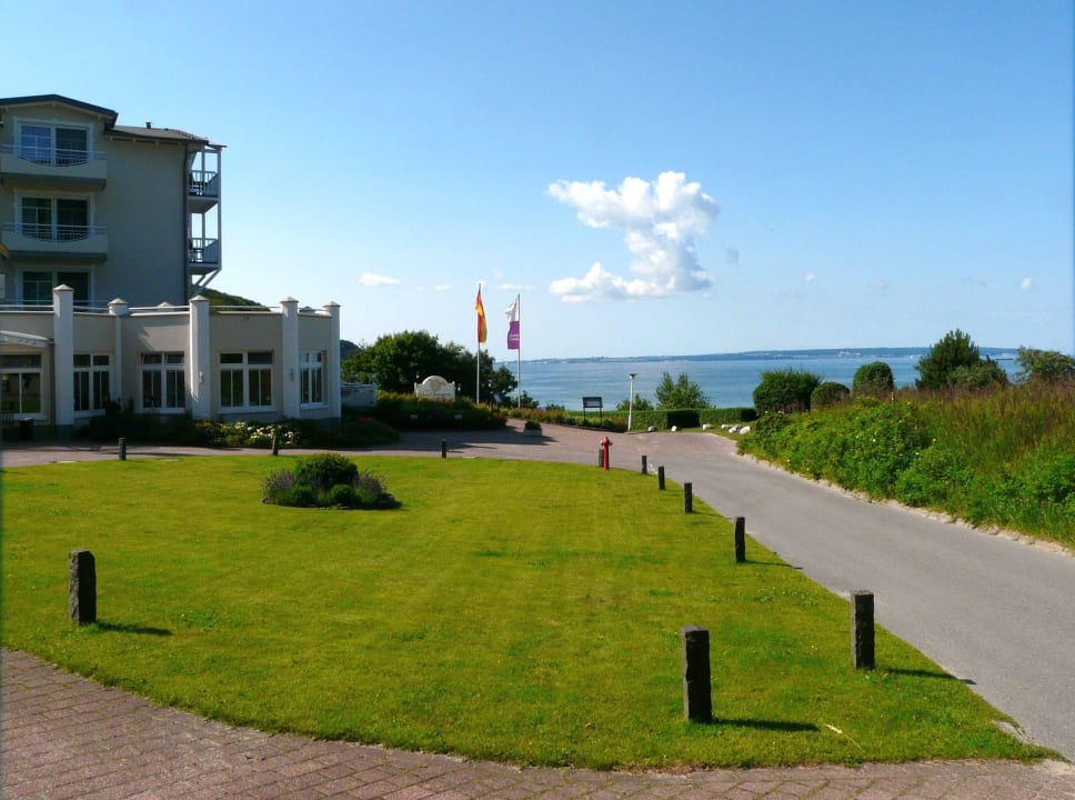 Vorplatz Hotel Bernstein Rügen