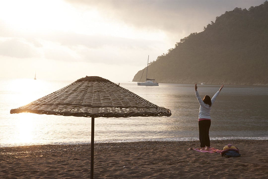 Sonnengruß am Strand LYKIA lodge | home of happiness