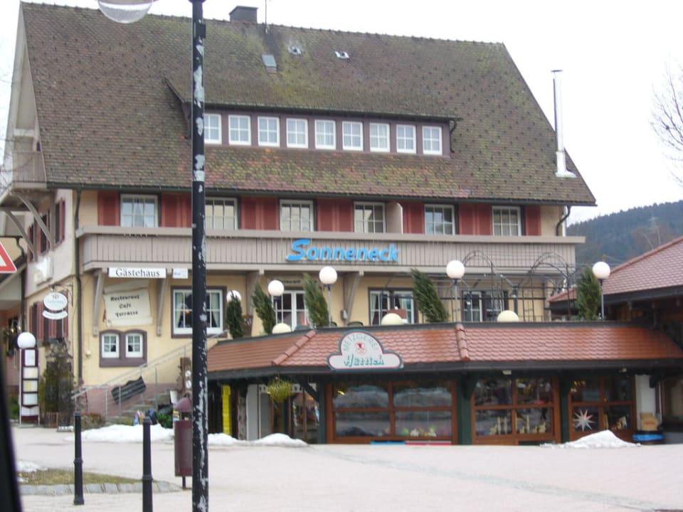Frontansicht Hotel und hoteleigenes Geschäft Hotel Sonneneck Titisee - Adults only