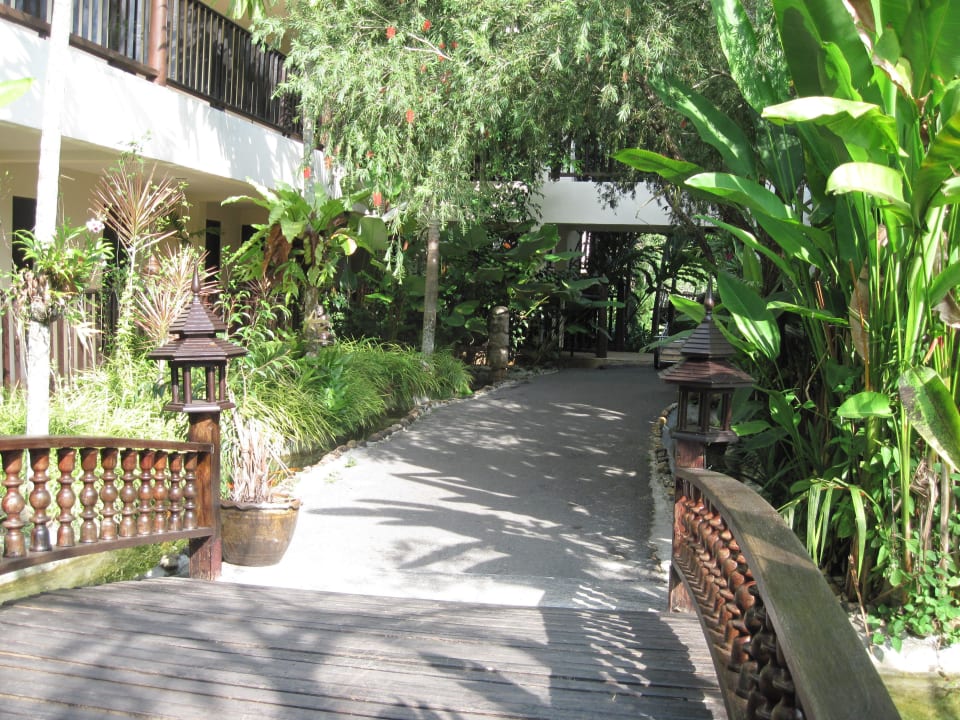 Brücke über den Fluss zu den Deluxezimmern Hotel Takolaburi Khao Lak
