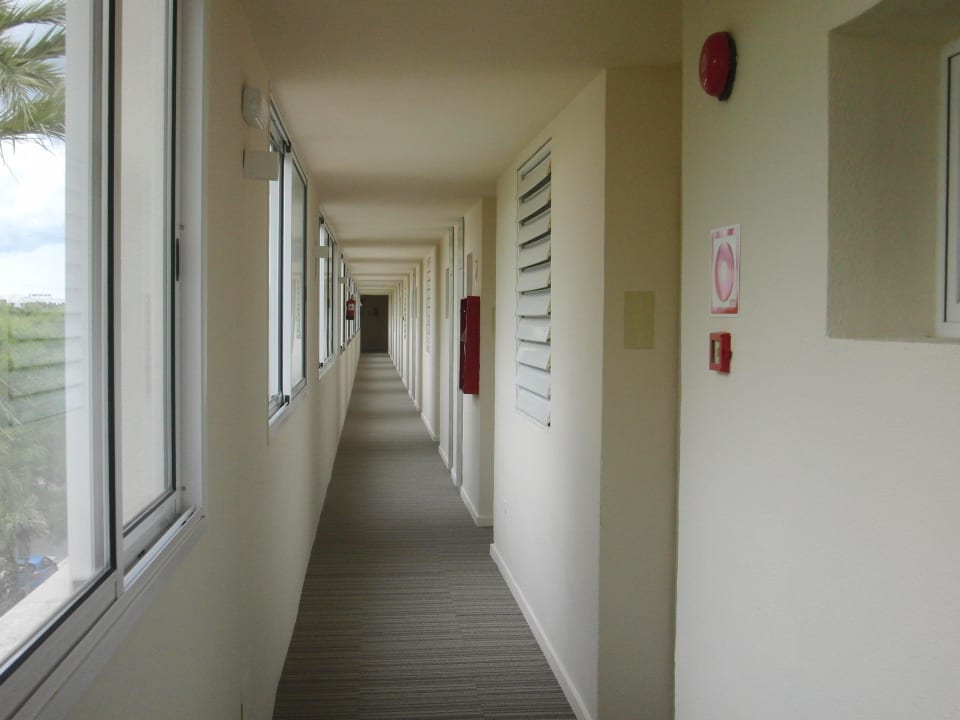 Zugangsflur Hotel Rosella by Intelier