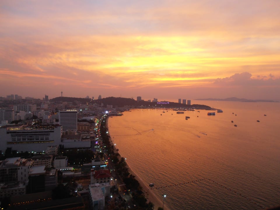 Sonnenuntergang vom Zimmer 2402 im 24. Stock  Hilton Pattaya
